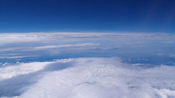 大空に雲の絨毯の写真　高解像度・高画質の壁紙