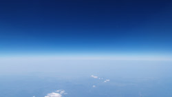 青い空　薄っすらと雲海　シンプルな写真　高解像度・高画質の壁紙