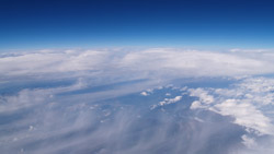 刷毛で描いたようなスーッと流れるような雲　空の写真　高解像度・高画質の壁紙